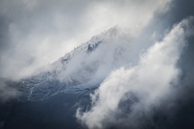 白天被雾包围的山